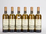 six bouteilles de vin sont alignées dans une rangée