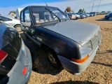 une voiture garée sur un parking à côté d'autres voitures
