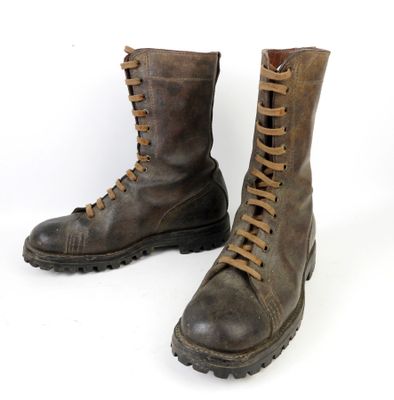 une paire de bottes en cuir marron à lacets, sur fond blanc