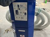 une machine bleue sur laquelle est posé un sac