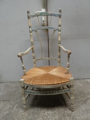 une chaise en bois dont l'assise est en bois