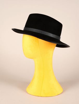 tête de mannequin jaune coiffée d'un chapeau noir