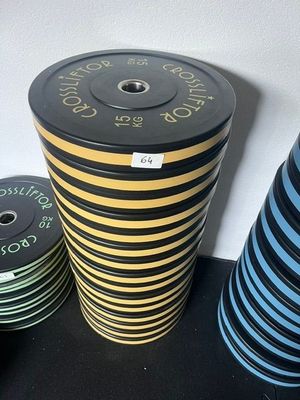 une pile de disques posée sur une table à côté d'une pile de tasses