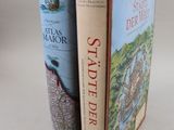 deux livres posés côte à côte sur une table