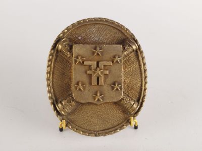 Gros plan sur une bague en or ornée d'une croix
