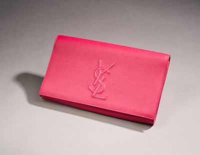 une pochette rose arborant le logo YSL