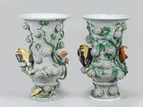 deux vases décorés d'oiseaux