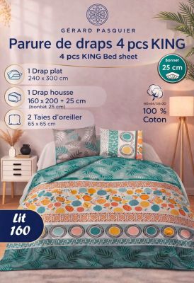 Cette couette, ornée d'un motif coloré, est prête à être posée sur le lit.