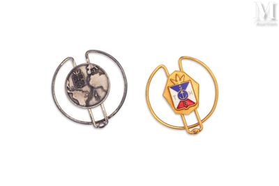 deux badges représentant un homme et une femme dans un cercle