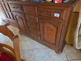 une grande armoire en bois sur laquelle sont posés de nombreux objets