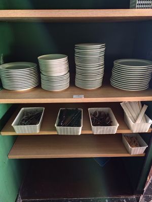 beaucoup d'assiettes et de bols sur les étagères de la cuisine