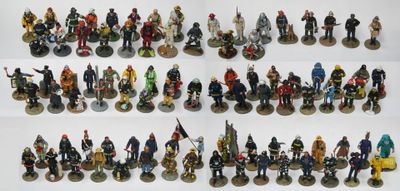 de nombreuses figurines de différentes tailles et couleurs