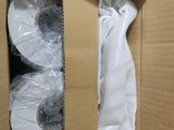 deux rouleaux de papier toilette dans une boîte en carton