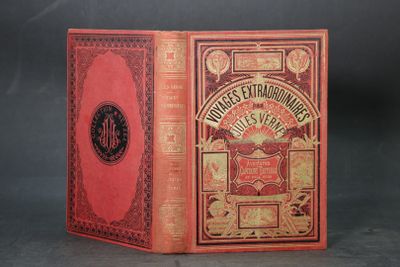 un vieux livre à la couverture rouge posé sur une table
