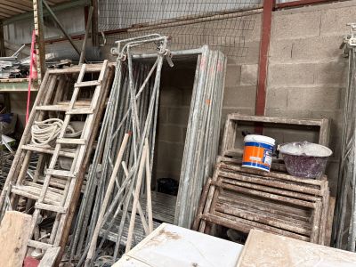 un tas de bois et une échelle dans un immeuble