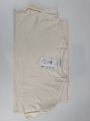 une photo d'un pantalon blanc muni d'une étiquette