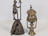 paire de figurines en bronze représentant un homme muni d'une lance et d'un vase