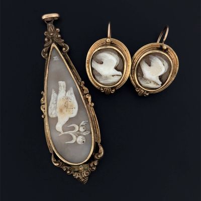 Deux bijoux sont présentés sur un fond noir