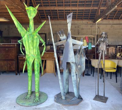 deux statues d'un homme et d'une femme debout l'une à côté de l'autre