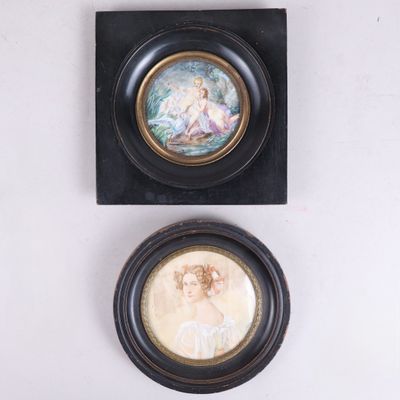 deux photos encadrées représentant une femme et un enfant, accrochées au mur