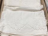 une boîte contenant de nombreux chiffons blancs