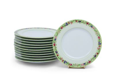 HAVILAND À LIMOGES Douze assiettes en porcelaine blanche à d…