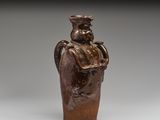 une image représentant un vase marron sur lequel figure un homme
