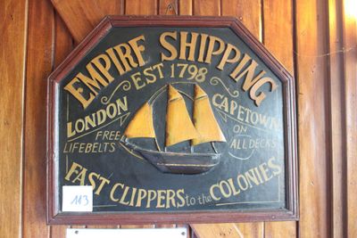 une enseigne portant l'inscription « Empire Shipping » sur le mur d'un immeuble