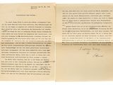 une vieille lettre écrite par un homme qui tient un bout de papier
