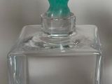 deux petits vases en verre sur lesquels est posé un cactus