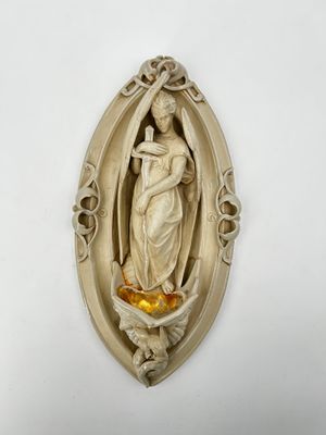 Bénitier en porcelaine oblong représentant l'archange Saint …