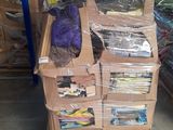 une grande pile de boîtes empilées les unes sur les autres