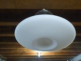 une lumière allumée au plafond d'un immeuble