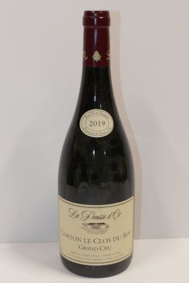 une bouteille de vin posée sur une table