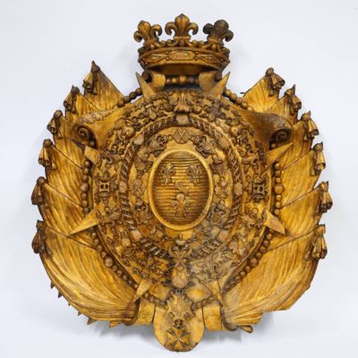 une plaque ancienne en bois surmontée d'une couronne