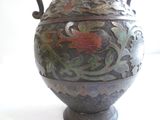 un vase en métal orné d'un motif floral