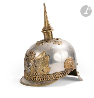 une image représentant un casque argenté et doré sur fond blanc