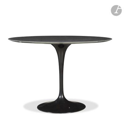 une table noire avec un plateau blanc et un piètement noir