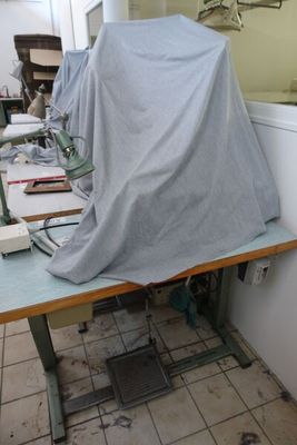 une table recouverte d'un drap dans une pièce