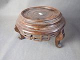 une petite table en bois posée sur un socle circulaire