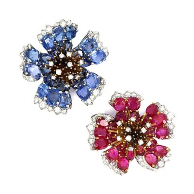 une paire de broches en forme de fleur, composées de saphirs et de diamants