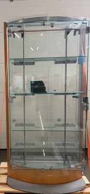 une vitrine en verre posée sur une palette dans un magasin