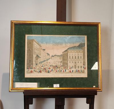 une photo d'un tableau accroché au mur à côté d'une chaise