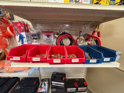 de nombreux outils différents sur les rayons du magasin