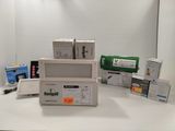 de nombreuses boîtes contenant du matériel électronique posées sur une table
