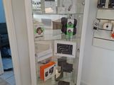 une vitrine en verre dans le coin d'une pièce