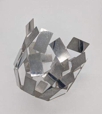 une sculpture métallique qui ressemble à une boule de métal