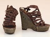paire de sandales à talons compensés marron pour femme, avec des lanières tressées