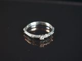 gros plan d'une bague en diamant sur une surface noire