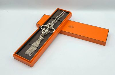 une boîte orange contenant un collier en argent et une chaîne en argent